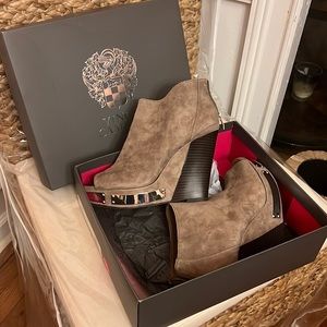 Vince Camuto Womens VO-Waliss Suede Peep Toe Wedge Booties Sz 9.5M